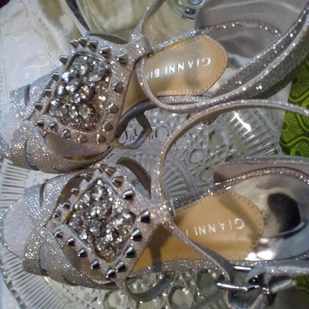 💖Gianni Bini Silver Platform Heels Size:8 BNWT - Picture 3 of 14
